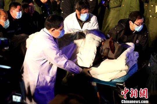 第二名被困矿工获救后被抬上担架。 梁犇 摄 第二名被困矿工获救后被抬上担架。 梁犇 摄