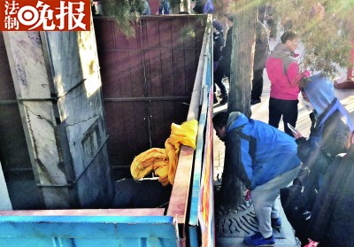 游客隔着围挡观看一座破损石碑上的石猴 游客隔着围挡观看一座破损石碑上的石猴