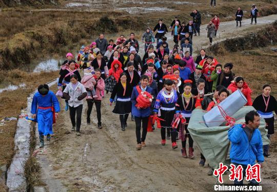 图为迎亲的队伍。 张晖 摄 图为迎亲的队伍。 张晖 摄