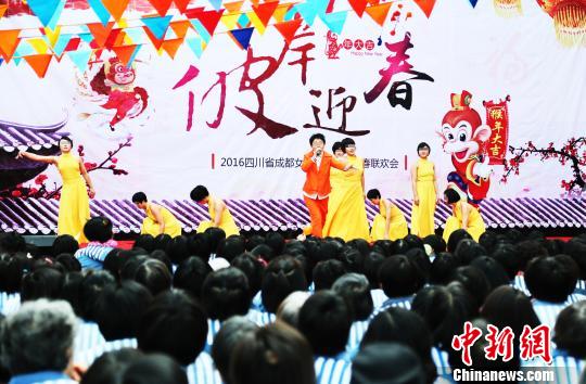 彼岸新春——服刑人员演唱《默》。 祝玉若 摄 彼岸新春——服刑人员演唱《默》。 祝玉若 摄