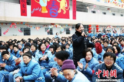 民警陪服刑人员过新年。 祝玉若 摄 民警陪服刑人员过新年。 祝玉若 摄