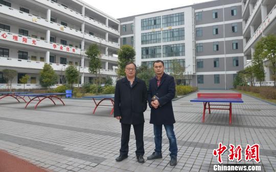 宋永华接受记者采访记者并合影留念 苗志勇 摄 宋永华接受记者采访记者并合影留念 苗志勇 摄