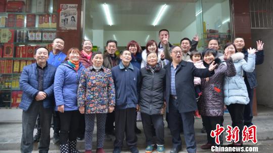 宋永华与亲友们合影留念庆贺新春 苗志勇 摄 宋永华与亲友们合影留念庆贺新春 苗志勇 摄