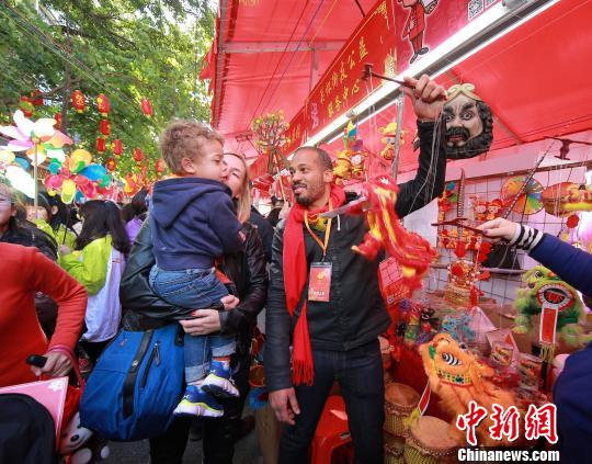 “友好人家”帕特里克一家逛越秀花市,拿起迷你醒狮逗趣不停 蔡敏婕 摄 “友好人家”帕特里克一家逛越秀花市,拿起迷你醒狮逗趣不停 蔡敏婕 摄