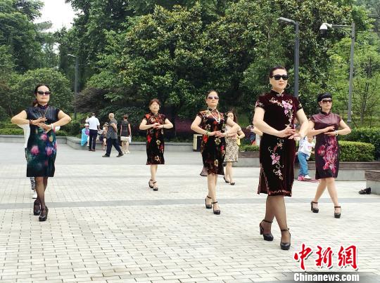 图为退休阿姨们在进行旗袍走秀训练。 杨云 摄 图为退休阿姨们在进行旗袍走秀训练。 杨云 摄