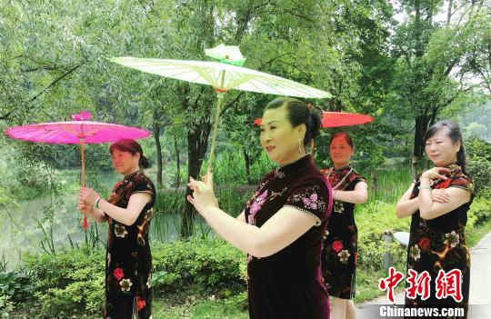 图为退休阿姨们在进行旗袍走秀训练。 杨云 摄 图为退休阿姨们在进行旗袍走秀训练。 杨云 摄