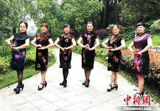 图为退休阿姨们在进行旗袍走秀训练。 杨云 摄 图为退休阿姨们在进行旗袍走秀训练。 杨云 摄