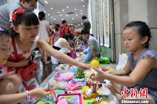 图为跳蚤市场里的交易。 洪坚鹏 摄 图为跳蚤市场里的交易。 洪坚鹏 摄