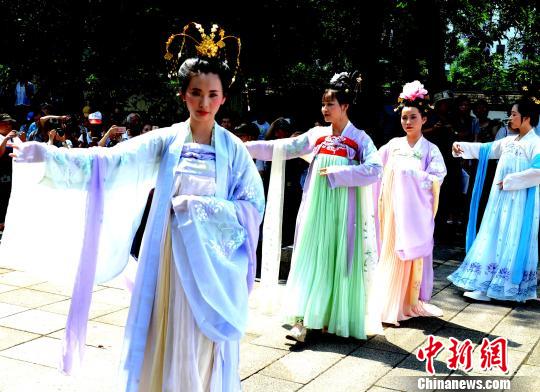 衣带飞扬的汉服展示则带领现场全体来宾领略了属于历史传承的美丽和浪漫。 记者刘可耕 摄 衣带飞扬的汉服展示则带领现场全体来宾领略了属于历史传承的美丽和浪漫。 记者刘可耕 摄