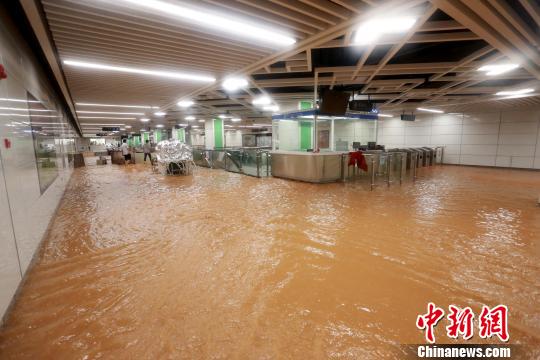图为南宁地铁站点被雨水浸泡。 王申磊 摄 图为南宁地铁站点被雨水浸泡。 王申磊 摄