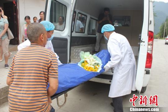 谢晓莉的遗体被送上救护车 肖科 摄 谢晓莉的遗体被送上救护车 肖科 摄