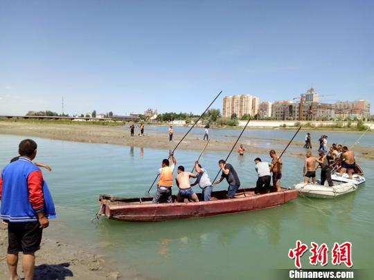 因水流湍急,当地政府安排水利局在河道的阀门处压闸,开都河水位明显下降,搜救志愿者正在加紧搜索。 苟发军 摄 因水流湍急,当地政府安排水利局在河道的阀门处压闸,开都河水位明显下降,搜救志愿者正在加紧搜索。 苟发军 摄