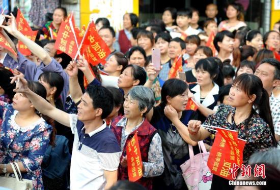 6月5日上午,8时08分,19辆大巴车从毛坦厂校园缓缓开出,一年一度的万人送考拉开大幕。相比最初送考的70辆大巴车,今年已减少到19辆,满载考生的大巴车从该校开出,毛坦厂镇过万居民和陪读家长夹道欢送。每年高考前,被称为“亚洲最大高考工厂”的毛坦厂中学都会出现“万人送考”的场景。 记者 韩苏原 摄 6月5日上午,8时08分,19辆大巴车从毛坦厂校园缓缓开出,一年一度的万人送考拉开大幕。相比最初送考的70辆大巴车,今年已减少到19辆,满载考生的大巴车从该校开出,毛坦厂镇过万居民和陪读家长夹道欢送。每年高考前,被称为“亚洲最大高考工厂”的毛坦厂中学都会出现“万人送考”的场景。 记者 韩苏原 摄