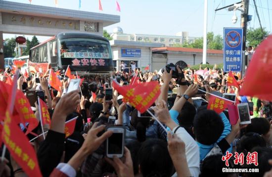 6月5日上午,8时08分,42辆大巴车从毛坦厂校园缓缓开出,一年一度的万人送考拉开大幕,42辆满载考生的大巴将从校北门缓缓开出,毛坦厂镇过万居民的夹道欢送。每年高考前,被称为“亚洲最大高考工厂”的毛坦厂中学都会出现“万人送考”的场景。 发 韩苏原 摄 6月5日上午,8时08分,42辆大巴车从毛坦厂校园缓缓开出,一年一度的万人送考拉开大幕,42辆满载考生的大巴将从校北门缓缓开出,毛坦厂镇过万居民的夹道欢送。每年高考前,被称为“亚洲最大高考工厂”的毛坦厂中学都会出现“万人送考”的场景。 发 韩苏原 摄
