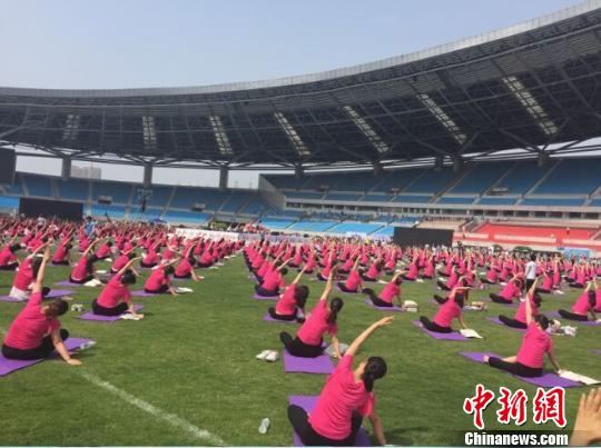 近千名孕妈同时挑战的现场。 吴兰 摄 近千名孕妈同时挑战的现场。 吴兰 摄