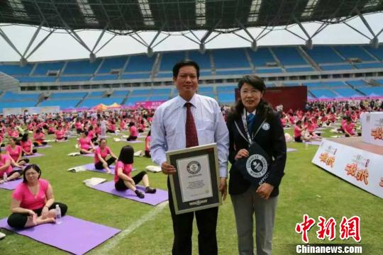 此次挑战获得吉尼斯世界纪录认证官员认证。 吴兰 摄 此次挑战获得吉尼斯世界纪录认证官员认证。 吴兰 摄