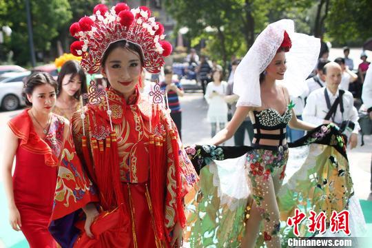 中外佳丽汇聚南京。 泱波 摄 中外佳丽汇聚南京。 泱波 摄
