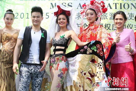 墨西哥的玛丽亚(中)、泰国的巴拉巴姚美(右二)、“美丽中国行·生态旅游盛典”总导演刘策文(左二)一同亮相南京。 泱波 摄 墨西哥的玛丽亚(中)、泰国的巴拉巴姚美(右二)、“美丽中国行·生态旅游盛典”总导演刘策文(左二)一同亮相南京。 泱波 摄