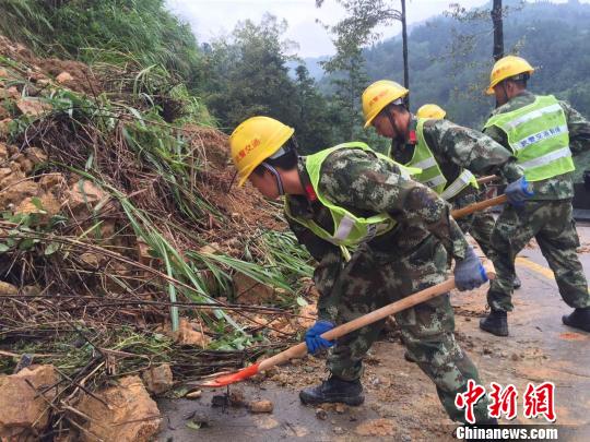 图为武警交通部队救援官兵在福州市闽侯县清理塌方和滑坡体。 方成 摄 图为武警交通部队救援官兵在福州市闽侯县清理塌方和滑坡体。 方成 摄