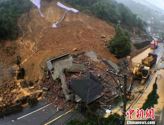 永嘉县S333省道桥头镇闹水坑村段发生山体滑坡 邵建新 摄 永嘉县S333省道桥头镇闹水坑村段发生山体滑坡 邵建新 摄