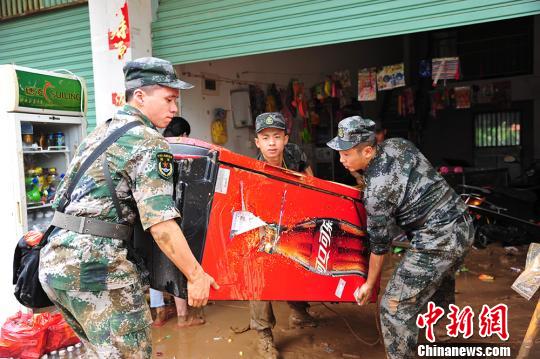 第31集团军某装甲旅官兵帮助长泰群众转移物资。 张腾 摄 第31集团军某装甲旅官兵帮助长泰群众转移物资。 张腾 摄