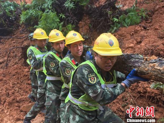 图为武警交通部队救援官兵在福州市闽侯县清理塌方物。 杨洋 摄 图为武警交通部队救援官兵在福州市闽侯县清理塌方物。 杨洋 摄