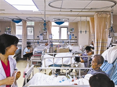 急诊科留观室内,病床已经满员 急诊科留观室内,病床已经满员