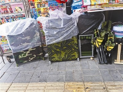 北医一院急诊楼外,报刊亭老板也做折叠床生意,两种类型的床分别标价80元和130元 北医一院急诊楼外,报刊亭老板也做折叠床生意,两种类型的床分别标价80元和130元