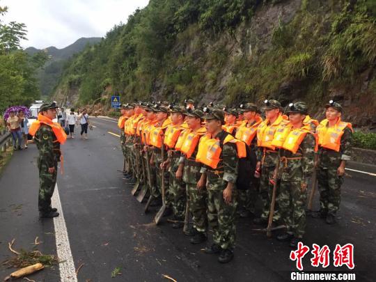 图为武警温州支队官兵在救援现场。 陈如明 摄 图为武警温州支队官兵在救援现场。 陈如明 摄