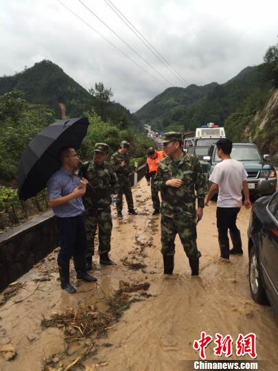 图为武警温州支队官兵在救援现场。 陈如明 摄 图为武警温州支队官兵在救援现场。 陈如明 摄
