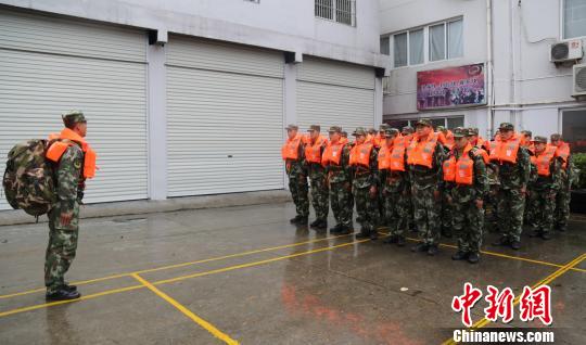 图为武警温州支队紧急出动参与抗台风救援工作。 陈如明 摄 图为武警温州支队紧急出动参与抗台风救援工作。 陈如明 摄