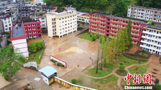 图为雨水退去后的代溪镇三中。 张璘琳 摄 图为雨水退去后的代溪镇三中。 张璘琳 摄