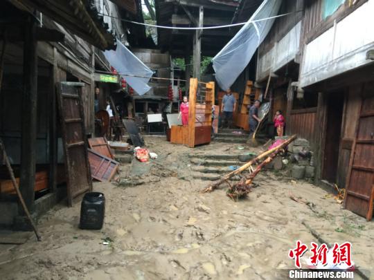强降雨突袭,泰顺县泗溪镇居民在自救 钟哓波 摄 强降雨突袭,泰顺县泗溪镇居民在自救 钟哓波 摄