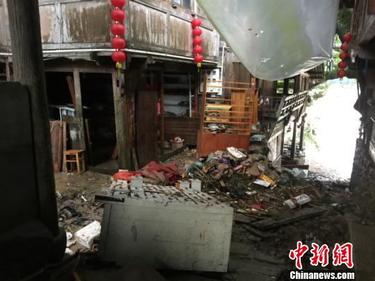 强降雨突袭,泰顺县泗溪镇居民房屋狼藉 钟哓波 摄 强降雨突袭,泰顺县泗溪镇居民房屋狼藉 钟哓波 摄