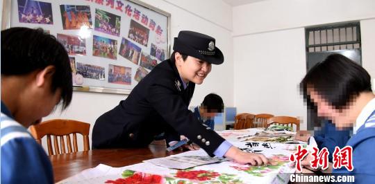 图为闫伟和服刑人员绣十字绣 杨帆 摄 图为闫伟和服刑人员绣十字绣 杨帆 摄