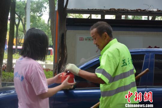 9月15日,江西理工大学学子走上街头,给当地123位环卫工人送月饼。 曾凌 摄 9月15日,江西理工大学学子走上街头,给当地123位环卫工人送月饼。 曾凌 摄