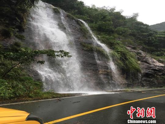 “莫兰蒂”致浙江台州黄岩多处塌方。 黄岩宣传部供图 摄 “莫兰蒂”致浙江台州黄岩多处塌方。 黄岩宣传部供图 摄