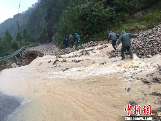 缙云干群齐心合力抢险救灾 缙云县委报道组提供 摄 缙云干群齐心合力抢险救灾 缙云县委报道组提供 摄