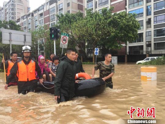 泉州消防官兵护送被积水围困的就医老人到医院就诊。 消防供图 泉州消防官兵护送被积水围困的就医老人到医院就诊。 消防供图