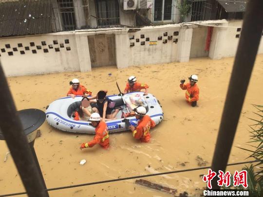 一名孕妇待产孕妇羊水破了,有生产迹象。福州晋安消防大队用消防车10多分钟后将孕妇安全送到医院急诊。消防供图 一名孕妇待产孕妇羊水破了,有生产迹象。福州晋安消防大队用消防车10多分钟后将孕妇安全送到医院急诊。消防供图