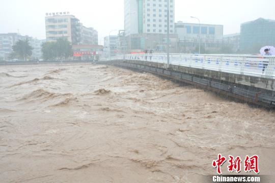 台风“莫兰蒂”携暴雨来袭 浙江文成县城河水暴涨 周锋 摄 台风“莫兰蒂”携暴雨来袭 浙江文成县城河水暴涨 周锋 摄