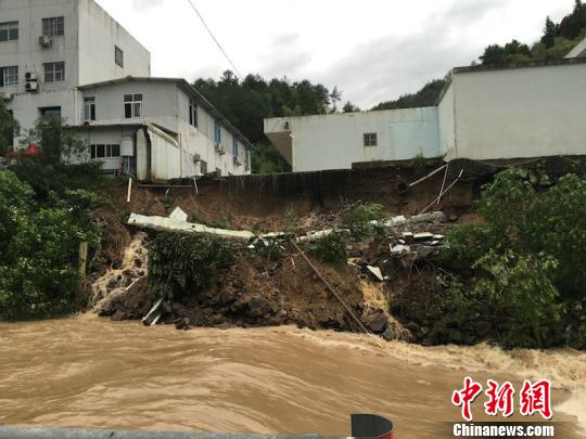 台风“莫兰蒂”携暴雨来袭 浙江文成河水暴涨 徐华杰 摄 台风“莫兰蒂”携暴雨来袭 浙江文成河水暴涨 徐华杰 摄