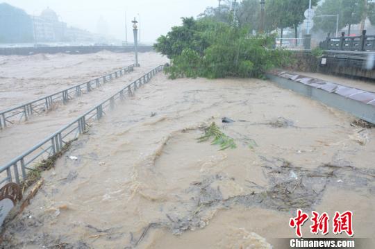 台风“莫兰蒂”携暴雨来袭 浙江文成县城河水暴涨 周锋 摄 台风“莫兰蒂”携暴雨来袭 浙江文成县城河水暴涨 周锋 摄