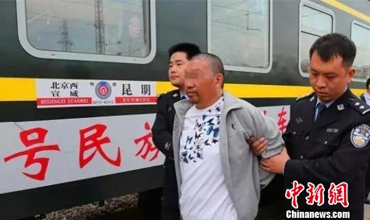 犯罪嫌疑人被警方押解回沙河市。 犯罪嫌疑人被警方押解回沙河市。