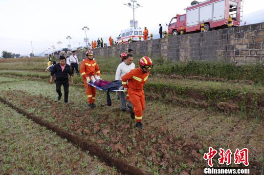 图为被困人员被救出。 钟欣 摄 图为被困人员被救出。 钟欣 摄