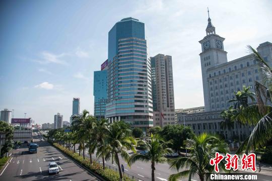 目前,海口城市秩序和市容市貌已恢复到风前状态。 洪坚鹏 摄 目前,海口城市秩序和市容市貌已恢复到风前状态。 洪坚鹏 摄