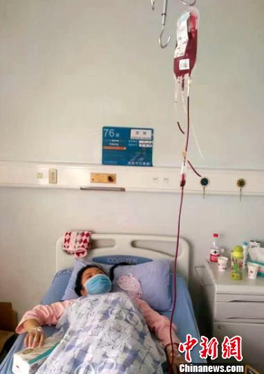 躺在病床上的邓婷。 钟欣 摄 躺在病床上的邓婷。 钟欣 摄