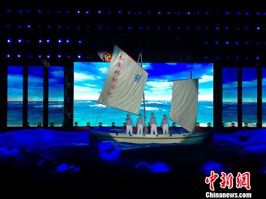 图为晚会现场官兵正在表演节目《我爱这蓝色的海洋》。 况猛 摄 图为晚会现场官兵正在表演节目《我爱这蓝色的海洋》。 况猛 摄