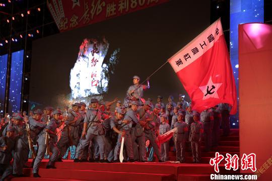 图为晚会现场学员正在表演节目《红军不怕远征难》。 林键 摄 图为晚会现场学员正在表演节目《红军不怕远征难》。 林键 摄