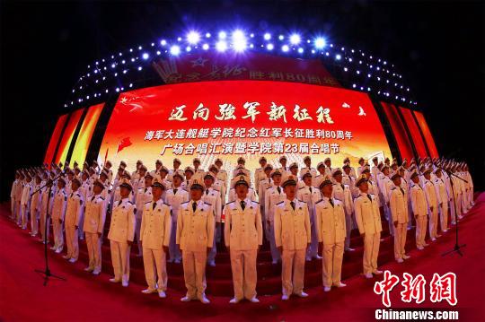 图为晚会现场学员正在演唱歌曲《迈向新征程》。 刘翔 摄 图为晚会现场学员正在演唱歌曲《迈向新征程》。 刘翔 摄
